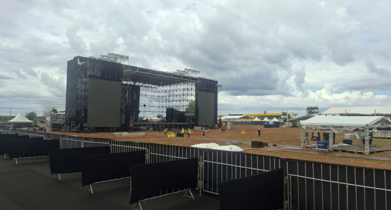 Estrutura gigantesca de palco sendo montada no autódromo para show do Guns N’ Roses com equipamentos e torres de som