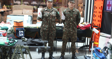 Exposição de materiais do exercito no Bosque