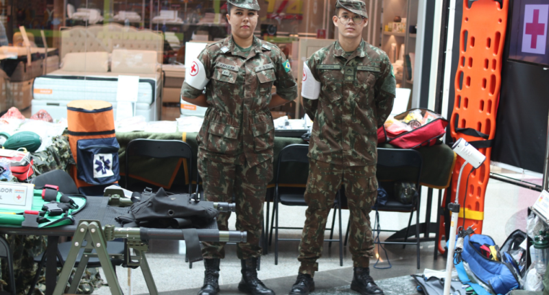 Exposição de materiais do exercito no Bosque
