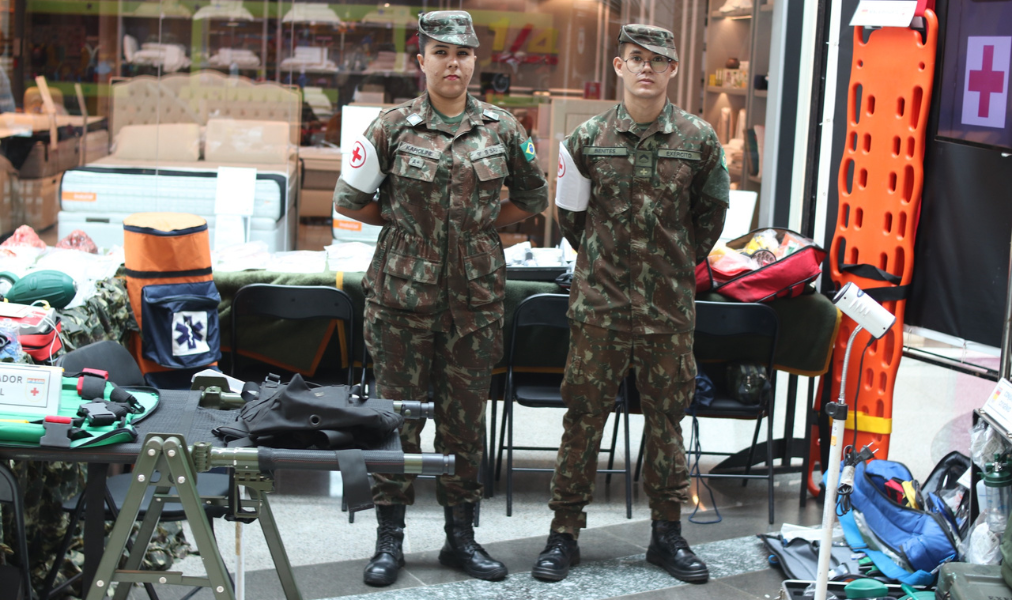 Exposição de materiais do exercito no Bosque