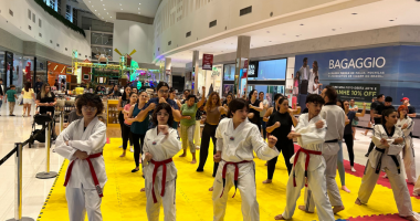 crianças e adultos participando de aula de artes marciais em shopping com ambiente familiar