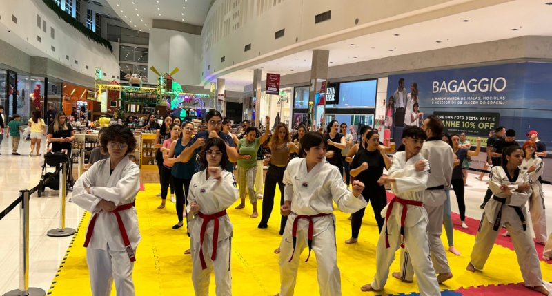 crianças e adultos participando de aula de artes marciais em shopping com ambiente familiar