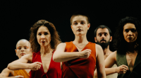 bailarinos em cena com iluminação dramática em espetáculo de dança contemporânea