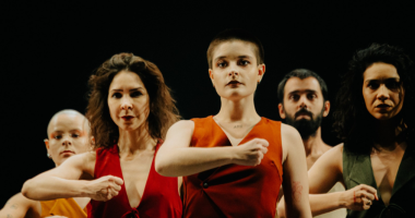 bailarinos em cena com iluminação dramática em espetáculo de dança contemporânea