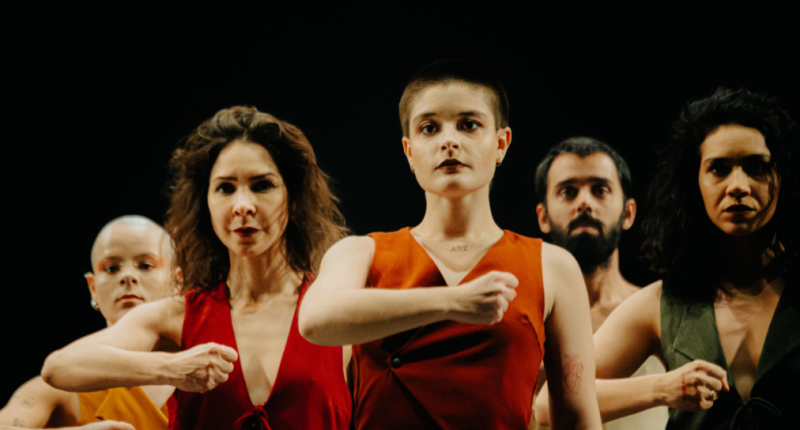 bailarinos em cena com iluminação dramática em espetáculo de dança contemporânea