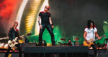 Guns se apresentando em algum palco pelo mundo