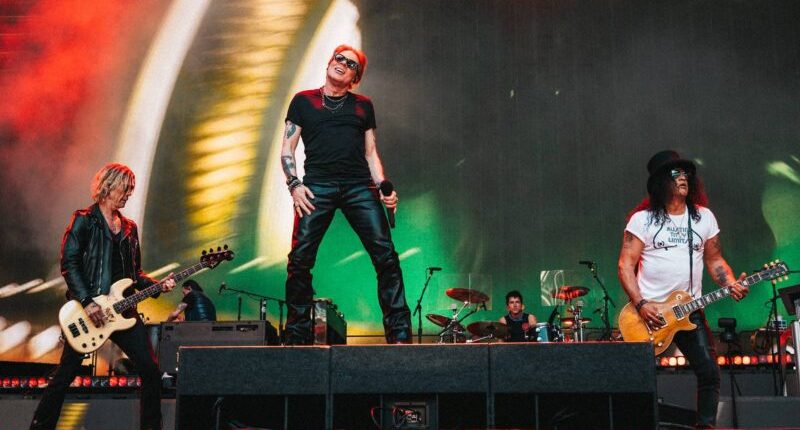 Guns se apresentando em algum palco pelo mundo