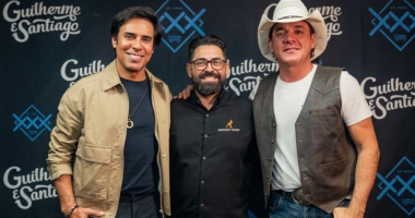 Chef Henrique Soares ao lado da dupla Guilherme & Santiago, em evento na Feira Central