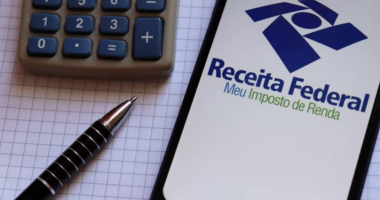 Atendimento de orientação fiscal com profissionais auxiliando contribuinte na declaração do imposto de renda