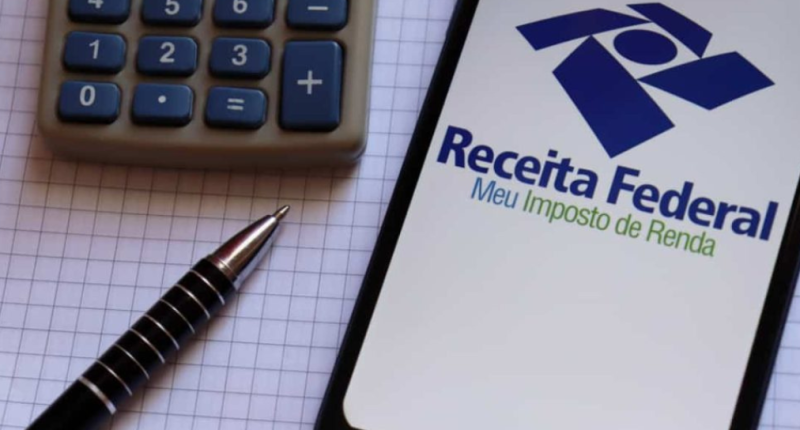 Atendimento de orientação fiscal com profissionais auxiliando contribuinte na declaração do imposto de renda