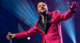 Mauricio Manieri, com luz e no palco