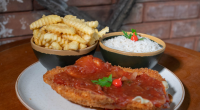 prato de parmegiana servido com arroz branco e batatas fritas, com molho de tomate e queijo derretido em destaque
