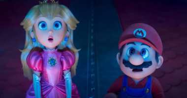 Cena de animação com Mario e Luigi em aventura espacial colorida, com planetas e personagens do universo Nintendo