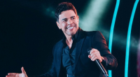 Zezé Di Camargo se apresentando em palco sertanejo