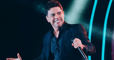 Zezé Di Camargo se apresentando em palco sertanejo