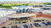 Foto aérea do Bosque dos Ipês com carros no estacionamento superior