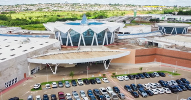 Foto aérea do Bosque dos Ipês com carros no estacionamento superior