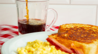 mesa de café da manhã com omelete, pão na chapa e café preto