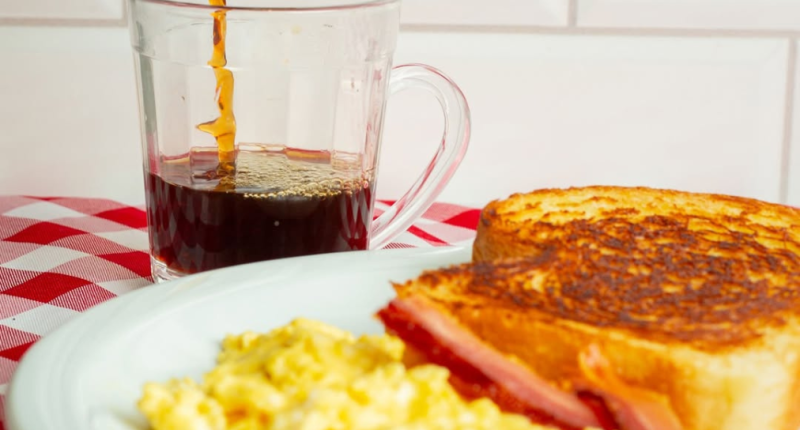 mesa de café da manhã com omelete, pão na chapa e café preto