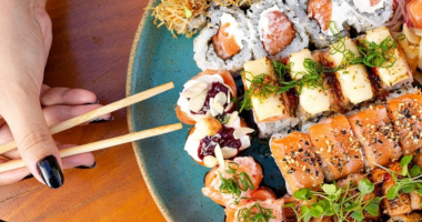 prato variado com sushi, sashimi. uma amostra do que a Sea Party oferece