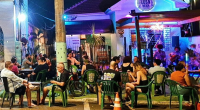Público brinda cervejas artesanais durante festa de aniversário da Eden Beer em Campo Grande