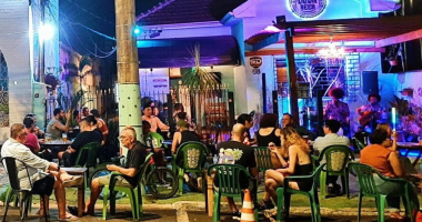 Público brinda cervejas artesanais durante festa de aniversário da Eden Beer em Campo Grande