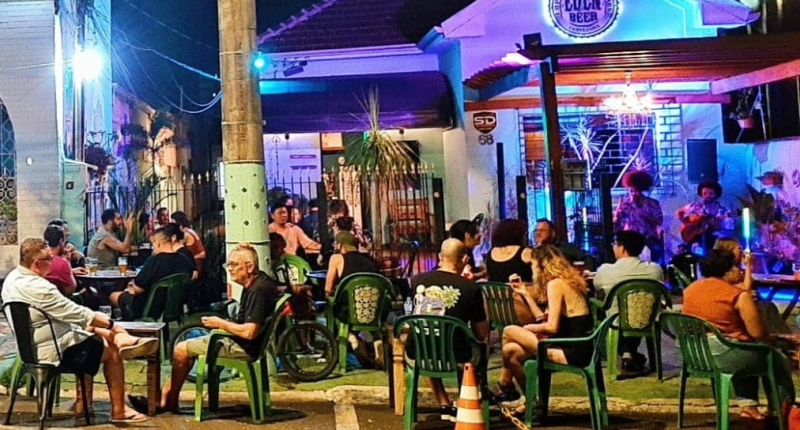 Público brinda cervejas artesanais durante festa de aniversário da Eden Beer em Campo Grande