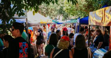 Público circula entre barracas de economia criativa durante edição da Feira Borogodó em Campo Grande, com apresentações culturais e clima de celebração.