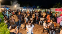 Público reunido na Feirinha Casa Hub entre barracas gastronômicas, música ao vivo e expositores criativos em Campo Grande
