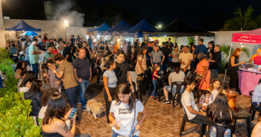 Público reunido na Feirinha Casa Hub entre barracas gastronômicas, música ao vivo e expositores criativos em Campo Grande
