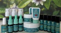 Produtos naturais da Flor de Maracujá expostos ao lado de flores e elementos botânicos, destacando cosméticos para pele, cabelos e cuidados com os pés.
