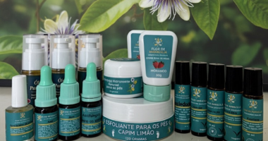 Produtos naturais da Flor de Maracujá expostos ao lado de flores e elementos botânicos, destacando cosméticos para pele, cabelos e cuidados com os pés.