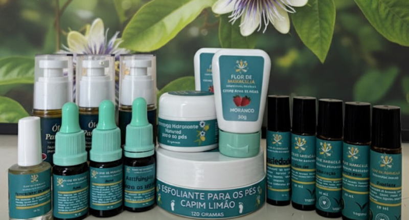 Produtos naturais da Flor de Maracujá expostos ao lado de flores e elementos botânicos, destacando cosméticos para pele, cabelos e cuidados com os pés.