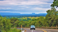 carro na estrada sul-mato-grossense