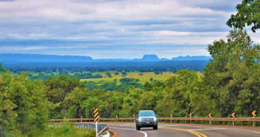 carro na estrada sul-mato-grossense