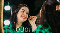Mulher com maquiagem vibrante e blush marcado em visual inspirado nas festas juninas de 2026