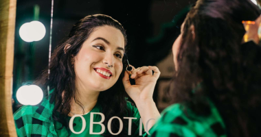 Mulher com maquiagem vibrante e blush marcado em visual inspirado nas festas juninas de 2026