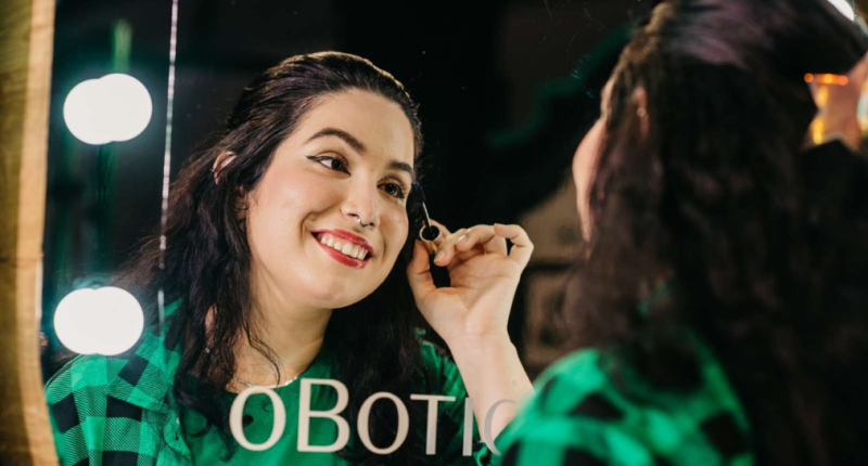 Mulher com maquiagem vibrante e blush marcado em visual inspirado nas festas juninas de 2026