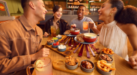 mesa compartilhada com fondue com carnes, pão australiano e camarões servido em mesa do Outback Steakhouse