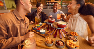 mesa compartilhada com fondue com carnes, pão australiano e camarões servido em mesa do Outback Steakhouse