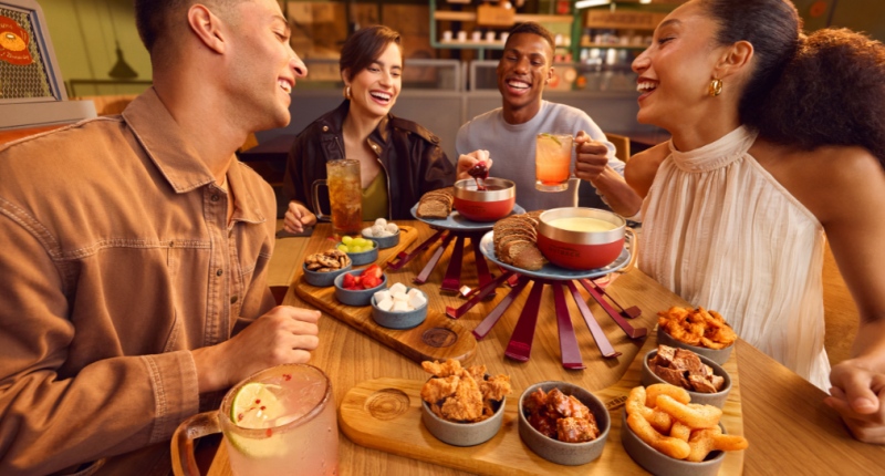 mesa compartilhada com fondue com carnes, pão australiano e camarões servido em mesa do Outback Steakhouse