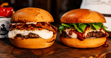 Hambúrguer artesanal da Búfalo Beef Burger com carne de búfalo, queijo derretido e batata frita durante a Semana do Hambúrguer em Campo Grande