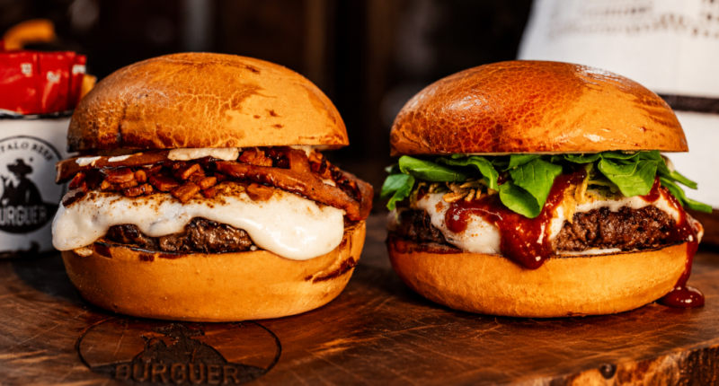 Hambúrguer artesanal da Búfalo Beef Burger com carne de búfalo, queijo derretido e batata frita durante a Semana do Hambúrguer em Campo Grande