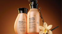 Frasco elegante de perfume à base de baunilha sobre superfície sofisticada, cercado por flores e favas de baunilha em ambiente iluminado suavemente