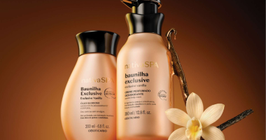 Frasco elegante de perfume à base de baunilha sobre superfície sofisticada, cercado por flores e favas de baunilha em ambiente iluminado suavemente