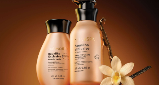 Frasco elegante de perfume à base de baunilha sobre superfície sofisticada, cercado por flores e favas de baunilha em ambiente iluminado suavemente