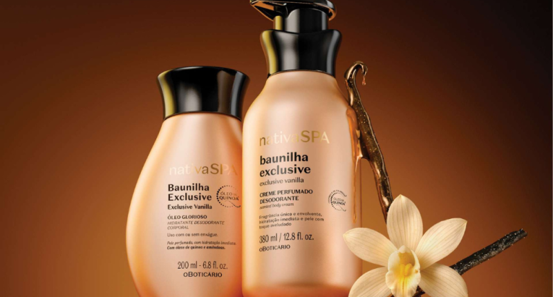 Frasco elegante de perfume à base de baunilha sobre superfície sofisticada, cercado por flores e favas de baunilha em ambiente iluminado suavemente