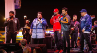 Artistas do projeto Cê Tá Doido durante show sertanejo com palco 360 graus.