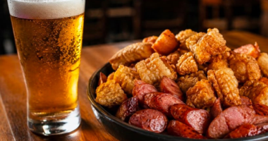 cerveja e porção para acompanhar uma partida de futebol