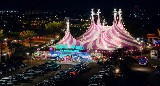 Estrutura do Circo Mundo Mágico montada no estacionamento do Shopping Bosque dos Ipês em Campo Grande.